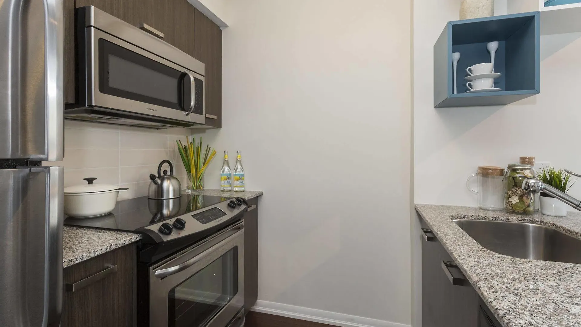 Luxury On Bay St. Apartment Toronto